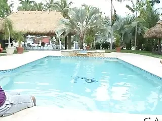 Tanned babe meets a black guy at the pool for fucking